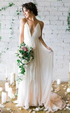 Einfache Träger Sexy Eine Linie Strand V-ausschnitt Boho Fließendes Hochzeitskleid GBWD095