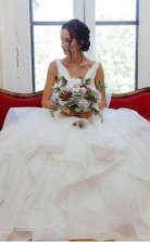 V-ausschnitt Organza Ballkleid Brautkleid Mit Rüschen Perlen Brautkleid Twa4612