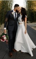 Einfaches Lässiges Zweiteiliges Hochzeitskleid Aus Satin Mit Kurzen Ärmeln Im Freien GBWD110