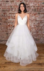 V-ausschnitt Träger Bodenlang Weißes Satin Brautkleid Mit Rüschen Twa4252