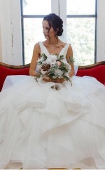 V-ausschnitt Organza Ballkleid Brautkleid Mit Rüschen Perlen Brautkleid Twa4612