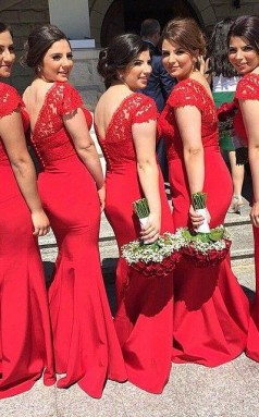 Sexy Rote Spitze V-ausschnitt Meerjungfrau Brautjungfernkleider Sweep Zug Ballkleider Mit Knöpfen BEO80272