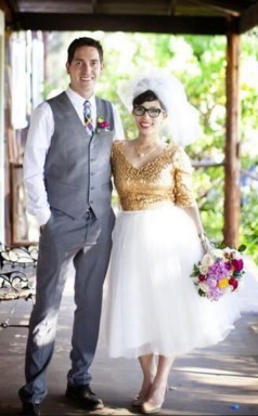 Elegantes Halbes Ärmel V-ausschnitt Land Gold Pailletten Kurzes Brautkleid Für ältere Bräute GBWD130