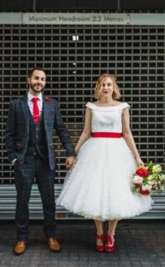 Klassische Vollere Figur Tupfen Tüll 50er Jahre Stil Tee Länge Brautkleid GBWD175