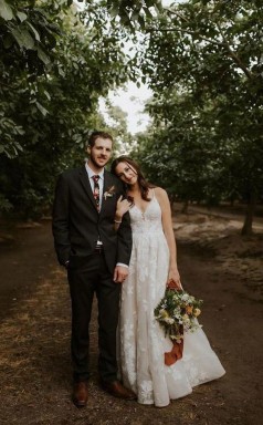 Elegante Applizierte Träger V-ausschnitt Rückenfreies Brautkleid In A-linie Twa5522